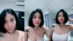 Gadis Manis Pacarmu Siaran Langsung Dengan Tank Top Putih Yang Menggoda