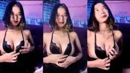 Mata Indah Di Balik Kacamata, Menggoda Dengan Lingerie Yang Membara
