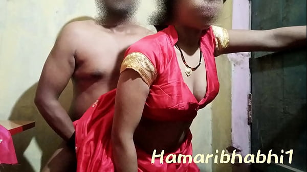 Istri Desa India Digauli Dengan Sari Merah Membara