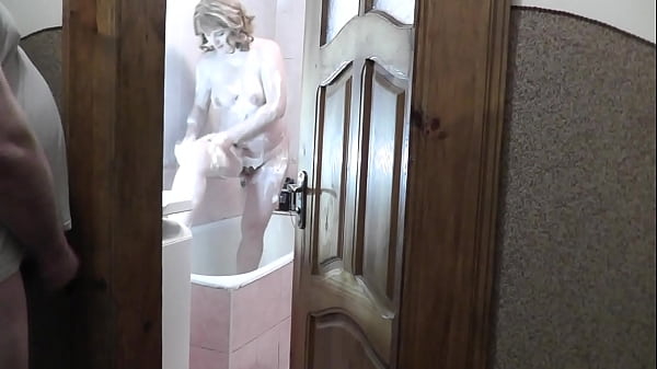 Putri Tiri Mandi, Ayah Tiri Mengintip, Meremas Batang Dan Memuncrat Di Bawah Pintu Kamar Mandi.