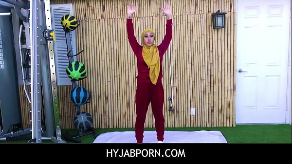Pelatih Fitness Menggoda Klien Arab Eksotis Dengan Gaya Vulgar