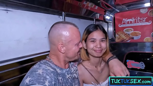 Gadis Thailand Mungil Dijemput Naik Tuk-tuk Di Pattaya Untuk Aksi Ranjang Panas