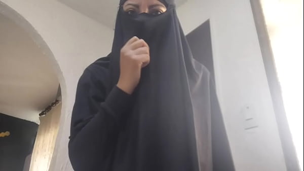 Arab Milf Menggairahkan Memuaskan Nafsu Dengan Squirting Di Webcam Sambil Berhijab Panas