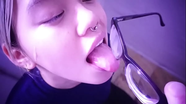 Budak Asia Ngentot Menunggu Tuannya; Dia Menjilat Sperma Dari Kacamatanya. Video Lengkap Di Sabelarsene.com
