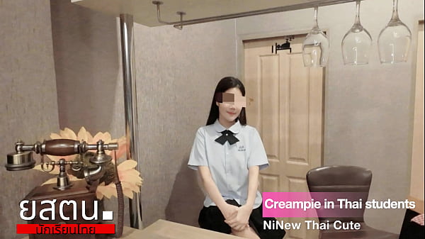 นักเรียนสาวม.ปลายปลุกเร้าตัวเองหน้ากระจกก่อนไปโรงเรียน