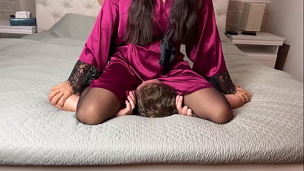 Duduk Kasar Di Wajah Dengan Tamparan Oleh Perempuan Asia Berjubah Malam, Mulut Dikunci Celana Dalam