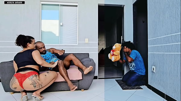 Kekasihku Yang Bodoh Memberiku Hadiah Romantis Di Hari Valentine, Tapi Malah Menemukanku Sedang Dikentut Oleh Kakaknya Yang Lebih Besar