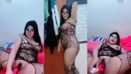 Mbak Montok Mengenakan Lingerie Bolong-bolong Sambil Menggoda
