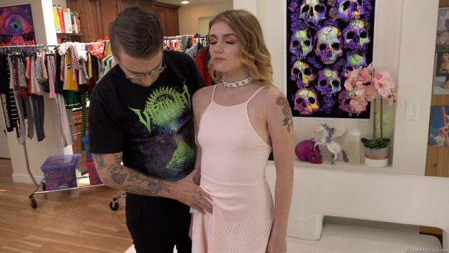 Rosalyn Sphinx Yang Seksi Dan Bergairah Mengunjungi Sutradara Bryan Gozzling Untuk Petualangan Mesum Yang Tak Terlupakan
