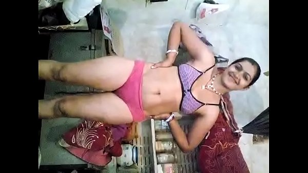 Desi Gadis Panas Dengan Lagu Yang Bikin Bergoyang