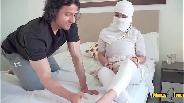 Gadis Muslimah Berpayudara Besar Yang Patuh Digencet Kencang Oleh Cowok Desi