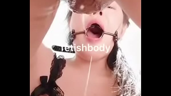 强制深喉到极致，口水拉丝混杂着呻吟与啜泣，泪涕横流中迎来颜射高潮，这般无套内射般的极致快感，简直爽到无法言喻！