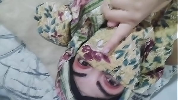 Istri Arab Berjilbab Yang Bergairah Memuaskan Diri Sampai Basah Dan Muncrat Saat Suami Sedang Sholat Di Ruangan Lain