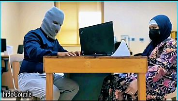 Istri Berhijab Yang Nakal Menggoda Teman Kantor, Sekretaris Genit Itu Lagi Asyik Memuaskan Nafsunya Dengan Vibrator Kesayangan.