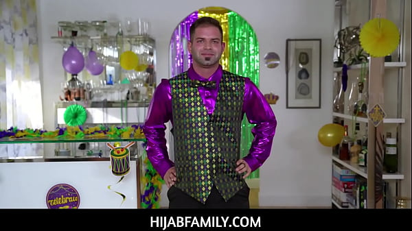 Hijabfamily – Violet Gems, Si Gadis Berhijab, Merasakan Deretan Manik-manik Di Tubuhnya Sebelum Mahir Melayani Nicky Dengan Mulut Yang Panas