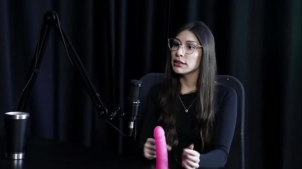 Melina Khalifa: Terkekang Di Rumah, Ibu Yang Dingin, Dan Keahliannya Yang Menggoda Di Ranjang