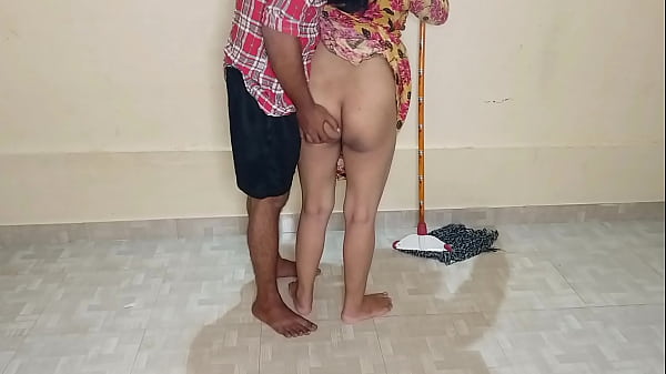 कमरे में झाड़ू लगाती हुई कामवाली बाई को लंड चूसवाकर जोरदार चोदा