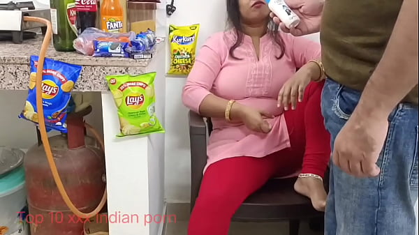 Penjaga Toko Mumbai Rayu Wanita Miskin Demi Pinjam Film Panas Dengan Suara Hindi