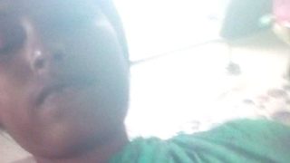 Bengali Bau Yang Seksi Dalam Sari Memainkan Memeknya Sendiri Untuk Selfie Panas