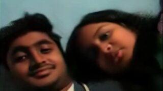 Kakak Mesum Ngentot Adiknya Diam-diam Di Belakang Orang Tua Mereka