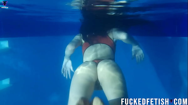 Helen Bintang, Pakaian Renang Seksi, Malam Apnea Di Kolam