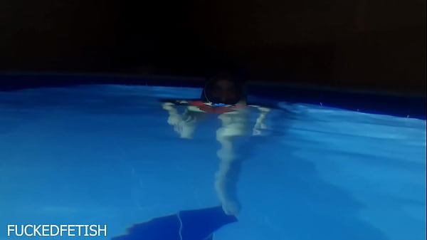 Helen Bintang Beraksi: Bikini Seksi, Topeng Malam, Dan Kolam Menggoda