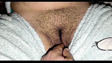سكس سعودي جريء: كفيل شهواني ينك زوجته السواق بشهوة جامدة في كس مشعر
