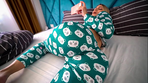 Adik Tiri Ketahuan Nonton Film Porno, Lalu Kutolong Sampai Klimaks – Dia Malah Minta Dikremi