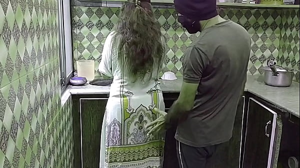 Bhabhi Kesepian Digituhin Di Dapur Sambil Masak, Suara Erangnya Bikin Greng