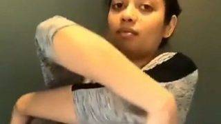 Video Nisha Melepas Kaus Desi Dengan Gaya Menggoda