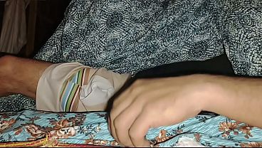 Malam Tadi Ibu Tiri Mainin Kontol Gue Enak Banget, Gue Colokin Dua Jari Ke Memeknya Sampai Muncrat Air.