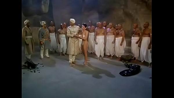 Menggoda Di Makam India, Penuh Gairah Terlarang