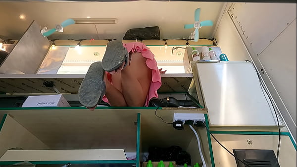Mantap Banget Nih Cewek Nunduk Di Meja, Celana Dalamnya Keliatan Dari Bawah