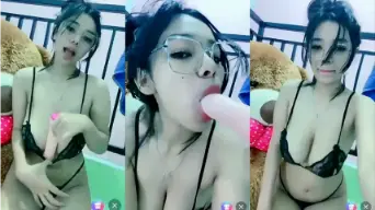 Cewek Berkacamata Ngecesin Kontol Karet Di Depan Kamera Live