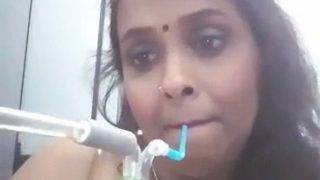 Telanjang Bulat, Bhabhi Desi Nikmatin Hisapan Hookah Basah