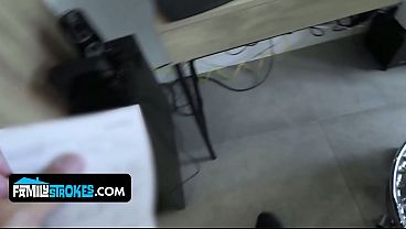 Gadis Kecil Latin Menggoda Ayah Tirinya Dengan Tubuh Mulus Yang Bikin Ngilu.