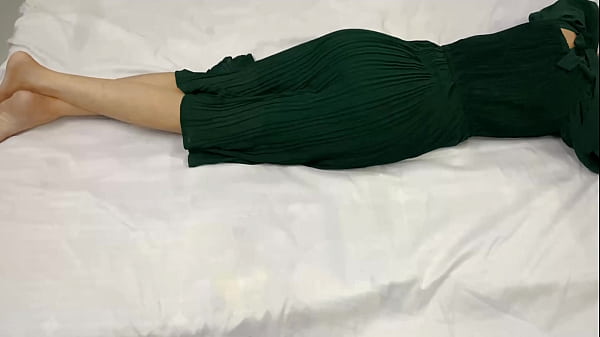 Saat Malam, Step-sisterku Yang Masih 18 Tahun Sendirian Di Kamar, Aku Langsung Masuk Dan Memuaskan Nafsu Birahi Di Tubuhnya.