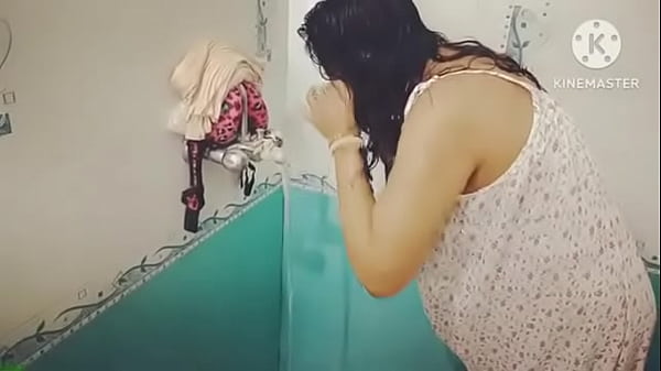 Desi Lagi Mandi, Basah Kuyup, Bikin Ngilu Lihatnya.