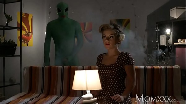 Ibu Rumah Tangga Kesepian Dikocok Dalam-dalam Oleh Alien Pas Malam Halloween.