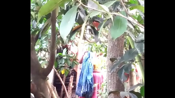Cewek India Mandi, Basah Kuyup Bikin Tegang