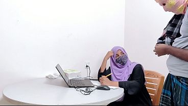 Bankir Hijab Montok Digebuk Petani Desa Perkasa, Desi Chudai Panas