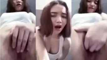 Cewe Bondol Nakal Ngewek Pake Tiga Jari Sampe Basah Kuyup