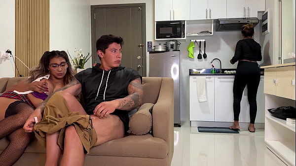 Mahasiswi Nakal Ngewe Pacar Ibu Di Sofa, Ibu Nggak Sadar Sama Sekali