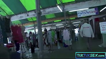 Dua Bule Garuk-garuk Crot, Lidah Melubang Mamah Thailand Mungil Digoyang