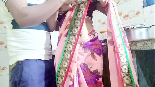 देसी भाभी बर्तन धो रही थी, तभी देवर ने आकर बोला—”भाभी, तेरी चूत चाहिए, देगी क्या?” पूरा हिंदी ऑडियो में।