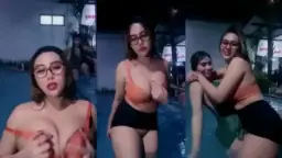 Miya Colok-colokan Di Kolam Renang Bareng Bestie, Basah Kuyup Dan Gregetan.