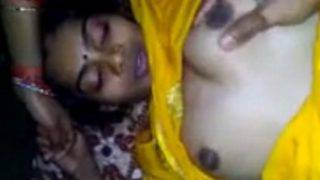 Pelayan Pakai Saree Sutra Kuning, Bikin Liang Kencang.