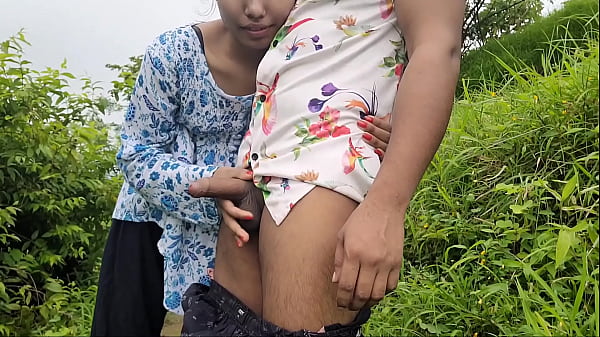 Desi Bhabhi Ki Chudai Khet Mein Bahar Karti Hai, Garmi Aur Nami Se Bheegi Hui.