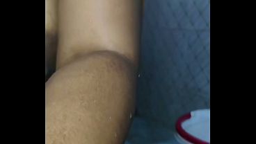 Ibu Tiri Desi India Mandi, Kamera Tersembunyi, Istri Asli, Gaya Erotis Di Kamar Mandi.