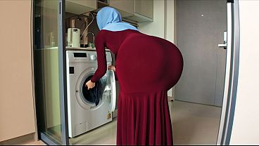 Ibu Tiri Pakai Hijab Kena Lihat Tatapan Nakalku Ke Pantat Bulatnya Yang Menggoda.